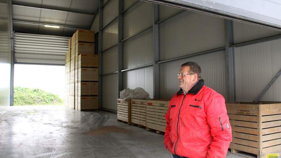 Speciaal voor de opslag van aardappelen en uien heeft Klaas Westerhuis twee delen van de bewaarschuur gereserveerd voor opslag van kisten. Hij heeft er een koelsysteem laten aanleggen maar deze sinds de oplevering in september nog niet gebruikt. Hij zet n