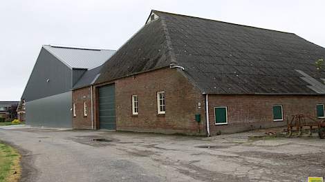 De nieuwe bewaarschuur ligt tegen de dorpskern van Uithuizermeeden en is daarom goed geïsoleerd. Een grindbak naast de schuur onder de uitlaat is de eenvoudigste uiting daarvan.