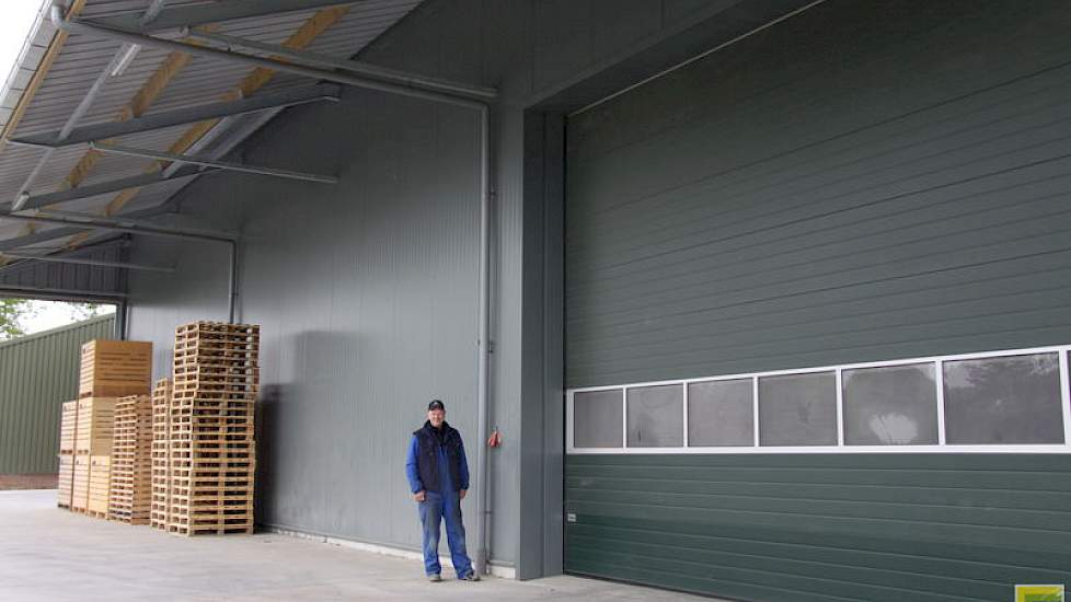 Het gebouw staat sinds september vorig jaar en wordt gebruikt voor losse stort, kistenbewaring, losgestorte graanbewaring en als werktuigenberging.