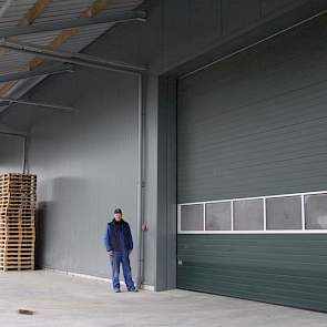 Het gebouw staat sinds september vorig jaar en wordt gebruikt voor losse stort, kistenbewaring, losgestorte graanbewaring en als werktuigenberging.