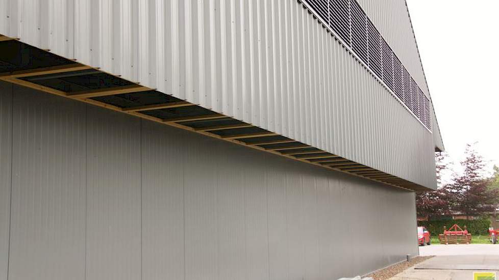 De buitenzijde aan de wegkant is niet helemaal naar de zin want Ubbens had de onderkant graag rood steen gewild. Helaas, de welstand was tegen, ook tot verdriet van de buurt; die kijkt nu tegen een grote effen groengrijze wand.