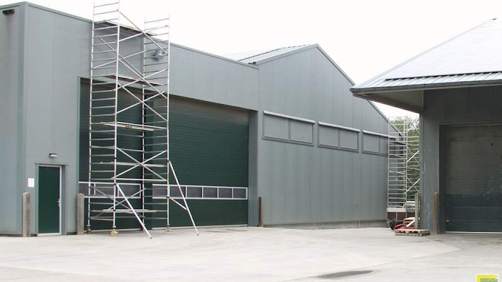 Het vrijstaande gebouw waarin onder meer wortelen worden bewaard, dateert al van twee jaar geleden. Op deze eerder gebouwde nieuwe loods is Bentema bezig met de installatie van 1.430 zonnepanelen.