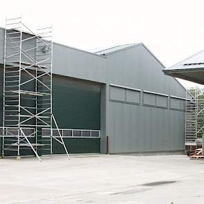 Het vrijstaande gebouw waarin onder meer wortelen worden bewaard, dateert al van twee jaar geleden. Op deze eerder gebouwde nieuwe loods is Bentema bezig met de installatie van 1.430 zonnepanelen.