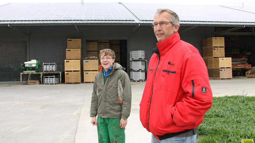 Stagiair Kees (links op foto) en eigenaar Geert Bentema zijn blij met de nieuwbouw. Zonnepanelen zorgen voor energieopwekking op het dak.