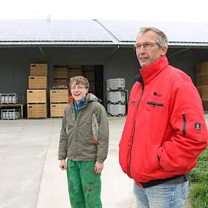 Stagiair Kees (links op foto) en eigenaar Geert Bentema zijn blij met de nieuwbouw. Zonnepanelen zorgen voor energieopwekking op het dak.