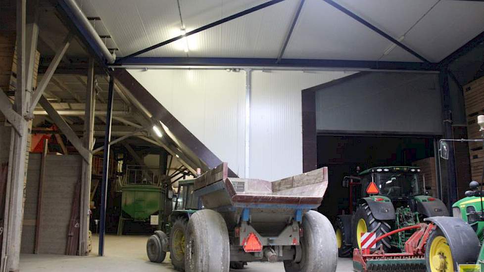 De meest recente verbouwing behelst een nieuwe bewaring in een oude schuur. De multifunctionele ruimte met kistenbewaring, sorteerinstallatie en werktuigenberging  is middels nieuwe spanten over de oude spanten een geheel geworden. Bouwbedrijf Lont tekend