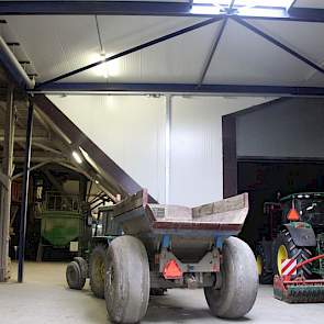 De meest recente verbouwing behelst een nieuwe bewaring in een oude schuur. De multifunctionele ruimte met kistenbewaring, sorteerinstallatie en werktuigenberging  is middels nieuwe spanten over de oude spanten een geheel geworden. Bouwbedrijf Lont tekend