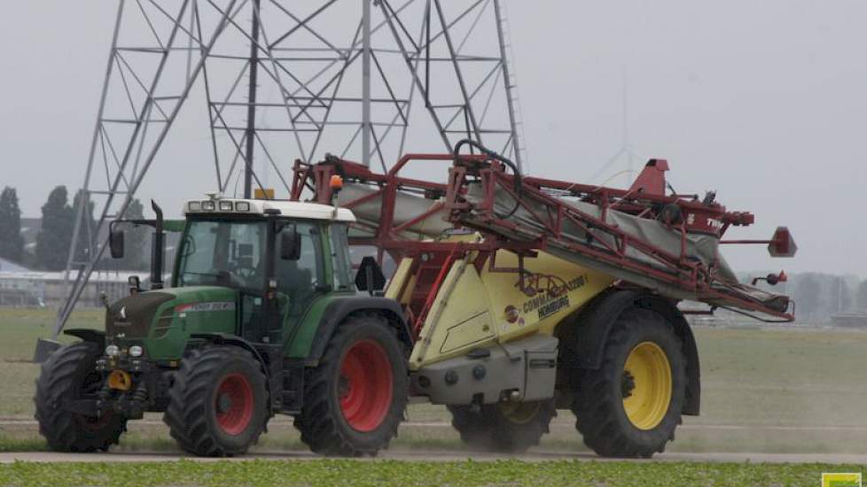 Jan van de Zande gaf uitleg over driftreducerende maatregelen met speciale spuitdoppen en met technieken als luchtondersteuning en de Wingssprayer. De spuitmachines waren ook aanwezig.