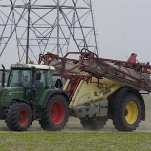 Jan van de Zande gaf uitleg over driftreducerende maatregelen met speciale spuitdoppen en met technieken als luchtondersteuning en de Wingssprayer. De spuitmachines waren ook aanwezig.