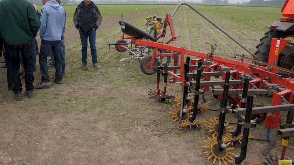 Bij geïntegreerde onkruidbestrijding kwam de methode met de rijenspuit en mechanische onkruidbestrijding tussen de rijen als goede methode voor middelenreductie uit het onderzoek.