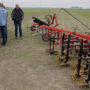 Bij geïntegreerde onkruidbestrijding kwam de methode met de rijenspuit en mechanische onkruidbestrijding tussen de rijen als goede methode voor middelenreductie uit het onderzoek.