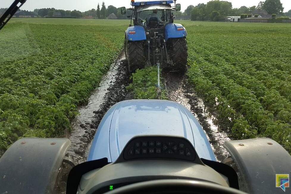 Omdat phytophthora op de loer ligt, besloot de teler het kletsnatte land op te gaan voor een bespuiting. ‘We hebben geen andere keus dan erdoorheen te ploegen.’