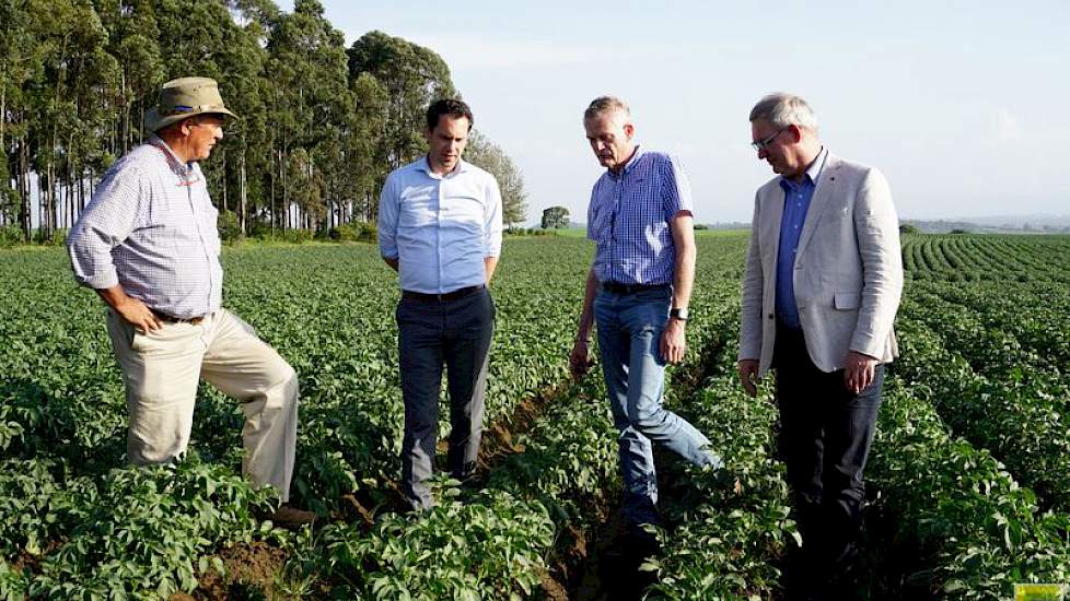 De bedrijfsbezoeken gingen onder meer naar een groot aardappelproject van Agrico van 50 hectare, voor de vermeerdering van Nederlandse pootaardappelen. Ook bezocht Van Dam groenteproducent Mara Farming en een aantal bedrijven in de bloemensector (Oserian,