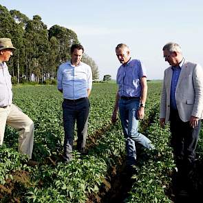 De bedrijfsbezoeken gingen onder meer naar een groot aardappelproject van Agrico van 50 hectare, voor de vermeerdering van Nederlandse pootaardappelen. Ook bezocht Van Dam groenteproducent Mara Farming en een aantal bedrijven in de bloemensector (Oserian,