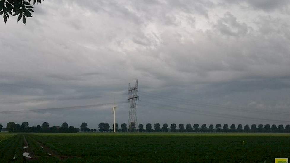 Henk van Renselaar uit Lelystad constateerde 10 mm akkerregen. ‘En meer onderweg.’ Zijn collega Michael Schippers uit Nieuw Campen had 6 mm.