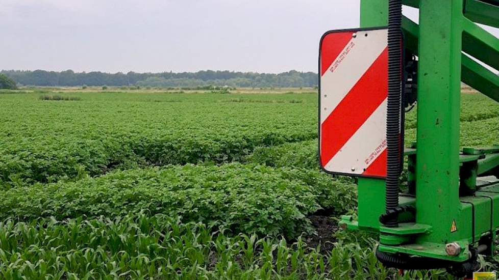 Net op tijd klaar voor de regen, twittert Jan Reinier de Jong uit Odoorn, als hij met zijn veldspuit het land af rijdt.