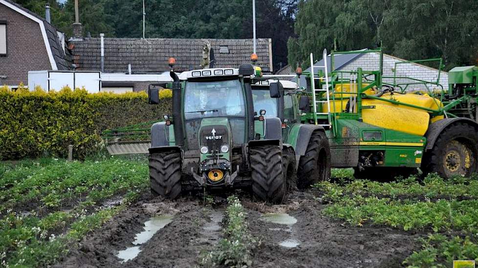 Weerman Ben Saanen heeft enkele foto’s gemaakt bij akkerbouwer Rob Meeuwissen uit Gastel. ‘Zwaar ploeterend tussen de aardappelen op donderdagavond.’