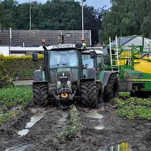 Weerman Ben Saanen heeft enkele foto’s gemaakt bij akkerbouwer Rob Meeuwissen uit Gastel. ‘Zwaar ploeterend tussen de aardappelen op donderdagavond.’
