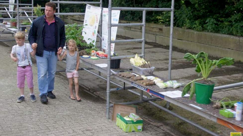 Bij Buist op het erf staan verschillende gewassen op tafels met de producten die je er van in de winkel kunt kopen.
