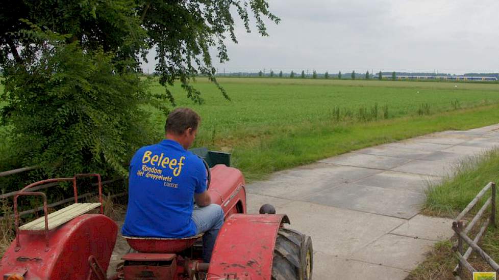 De percelen van Buist liggen links en die van de familie Reijne rechts en achter langs het spoor.