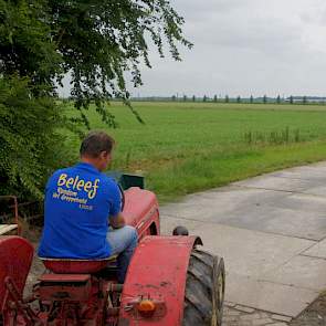 De percelen van Buist liggen links en die van de familie Reijne rechts en achter langs het spoor.