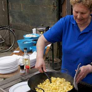Op het erf van Reijne bakt 'oma Loes' aardappeltjes voor de gasten. „Ik kwam uit Amsterdam hier te wonen. In zo'n stad weet je vaak helemaal niet hoe landbouwproducten groeien. Het is leuk om de kinderen dat te laten zien.” Oma Loes is een vaste hulp bij
