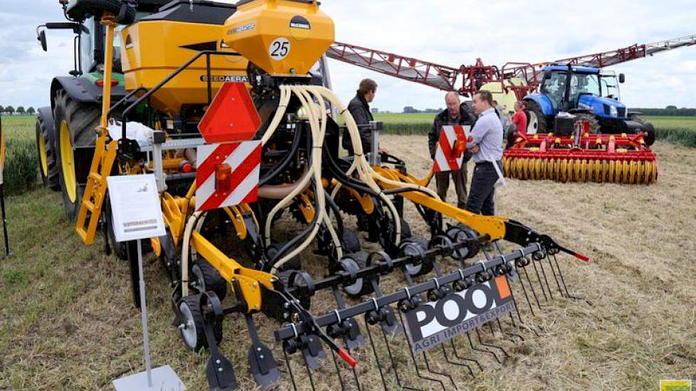 McConnel presenteerde de Seedaerator directzaaimachine. De techniek spaart de bodem en gebruikt weinig brandstof. Het zaad wordt gelijkmatig in stroken gezaaid.