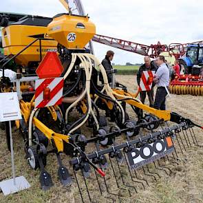 McConnel presenteerde de Seedaerator directzaaimachine. De techniek spaart de bodem en gebruikt weinig brandstof. Het zaad wordt gelijkmatig in stroken gezaaid.