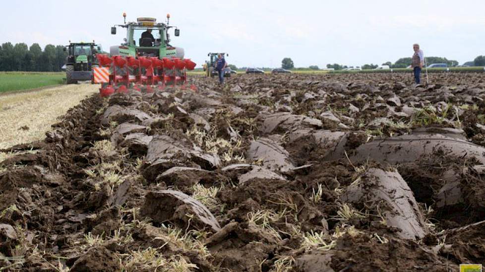 De demonstratie van twee ondiep werkende eco-ploegen en twee standaardploegen die bovenover ploegen trok veel bekijks.