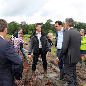 Namens de honderden getroffen boeren doet Mans een oproep aan de staatssecretaris. “We hebben een groot acuut probleem. Samen: boeren, financiers, standsorganisaties, waterschappen en overheid moeten we proberen de schadelasten te verminderen.” De Limburg
