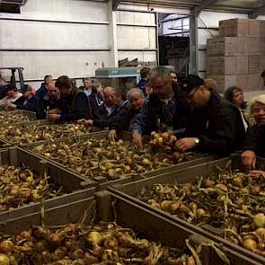 Er was een grote groep internationale deelnemers uit veel Europese landen en daarbuiten aanwezig. Deze groep heeft in de morgen een aantal percelen met QI plantuirassen bezocht. Ook hebben ze een bezoek gebracht aan Franje Onions in Waarde waar ze op dat