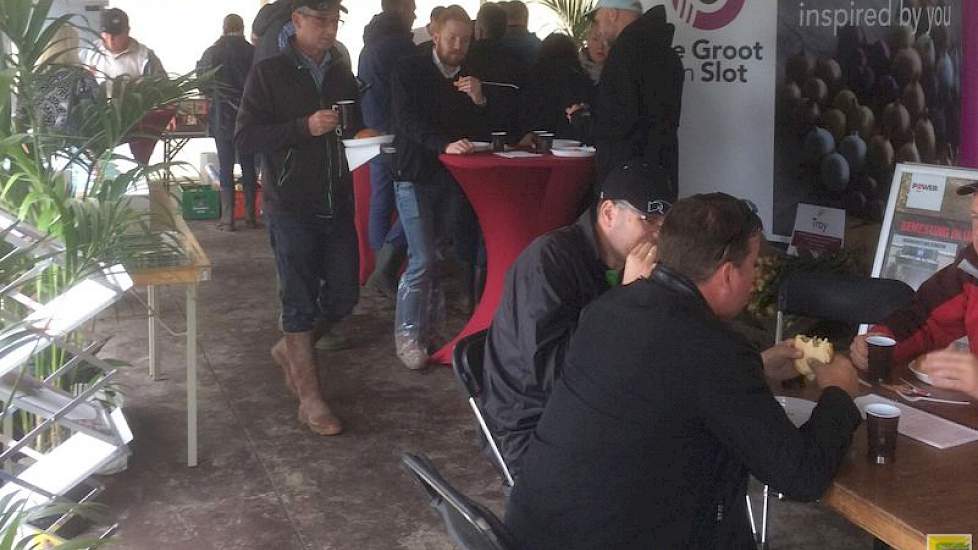 Naast de rassen in het veld waren dit jaar ook de bedrijven Mol Agrocom, Basf, Kramer uit Bant en loonbedrijf Guiljam aanwezig op de plantuiendemo.
