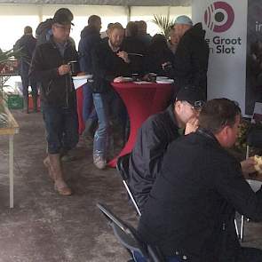 Naast de rassen in het veld waren dit jaar ook de bedrijven Mol Agrocom, Basf, Kramer uit Bant en loonbedrijf Guiljam aanwezig op de plantuiendemo.