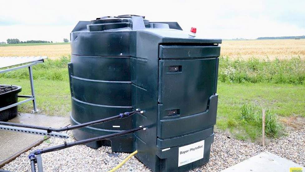 Afhankelijk van het weer kan de installatie meer of minder water reinigen. De voorraadvaten bewaren zolang het spoelwater.