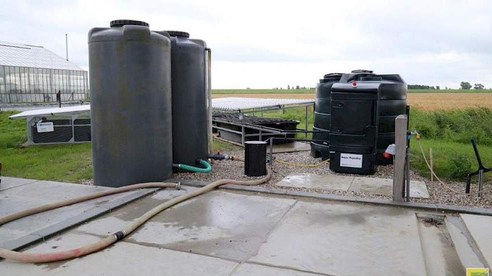 Vanuit de opvangvaten pompt het systeem het water door de filters. Schoon water komt in het waterreservoir verderop terecht.