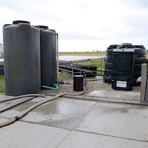 Vanuit de opvangvaten pompt het systeem het water door de filters. Schoon water komt in het waterreservoir verderop terecht.