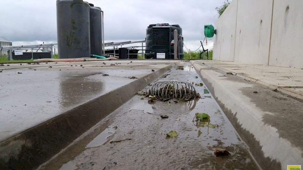 Volgens Carina Rietema is het mogelijk water met resten van gewasbeschermingsmiddelen op te slaan. Zolang die opvangbakken niet vol zijn kan de installatie gebruikt worden.