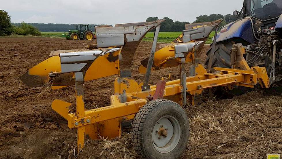 Klein achterop deze foto is De Regt zelf aan het werk. „Ik heb het voorgeculterd. Na de cultivator heb ik met de kopeg gewerkt om zand en klei te mengen en het wat vlakker gelegd.”