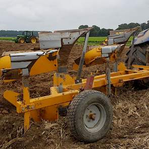 Klein achterop deze foto is De Regt zelf aan het werk. „Ik heb het voorgeculterd. Na de cultivator heb ik met de kopeg gewerkt om zand en klei te mengen en het wat vlakker gelegd.”