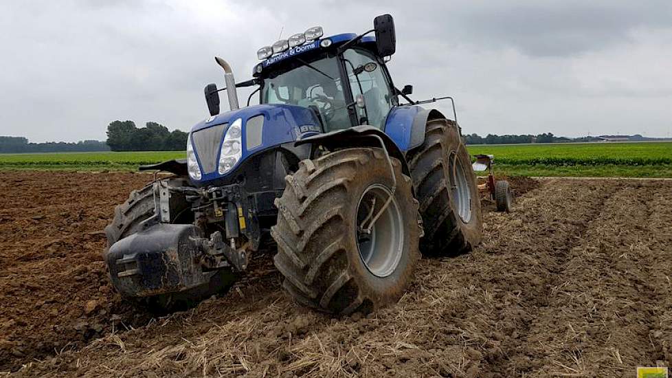 Een ander deel van het bedrijf is 15 jaar geleden al gediepploegd. Dat bevalt zo goed dat de akkerbouwer nu de rest wil doen. Over een jaar of drie is het hele bedrijf dan klaar.