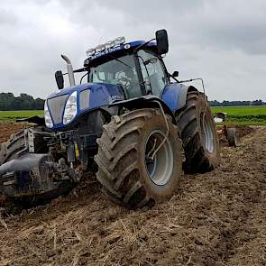 Een ander deel van het bedrijf is 15 jaar geleden al gediepploegd. Dat bevalt zo goed dat de akkerbouwer nu de rest wil doen. Over een jaar of drie is het hele bedrijf dan klaar.