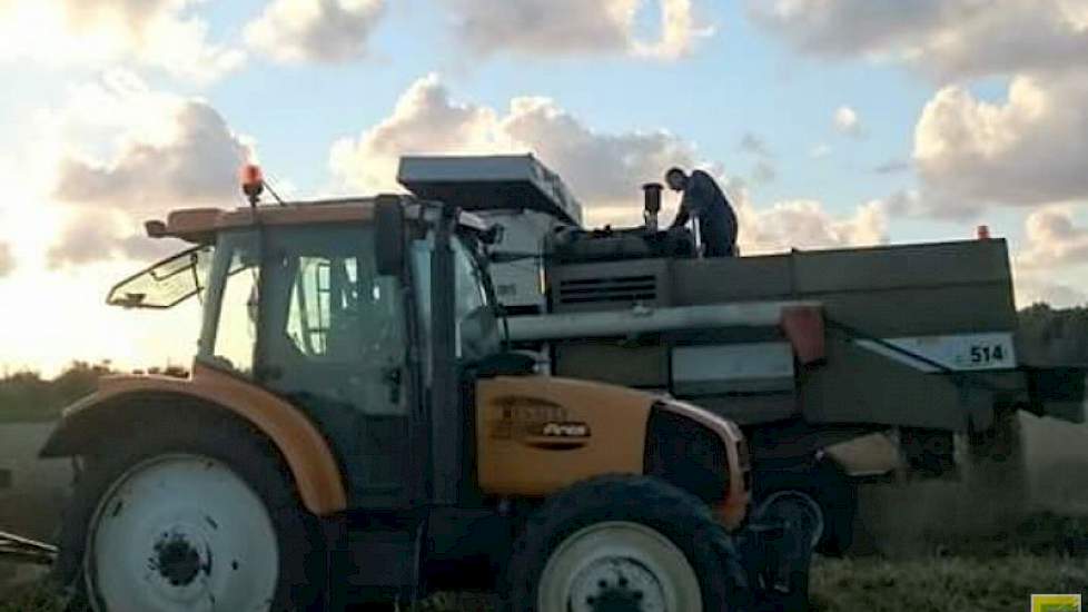 Vorig jaar huurden Wiersma en Herrema nog een combine. Dit jaar kunnen ze het werk doen met een eigen dorsmachine.