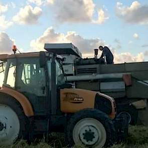 Vorig jaar huurden Wiersma en Herrema nog een combine. Dit jaar kunnen ze het werk doen met een eigen dorsmachine.