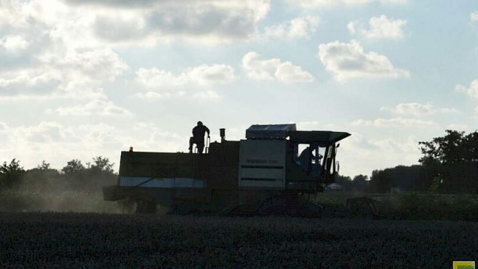 De mannen zijn erg tevreden over de combine. Moderne zijn groter en sneller, maar deze is wel helemaal van hunzelf en hij kan elk moment ingezet op de eigen graanpercelen.