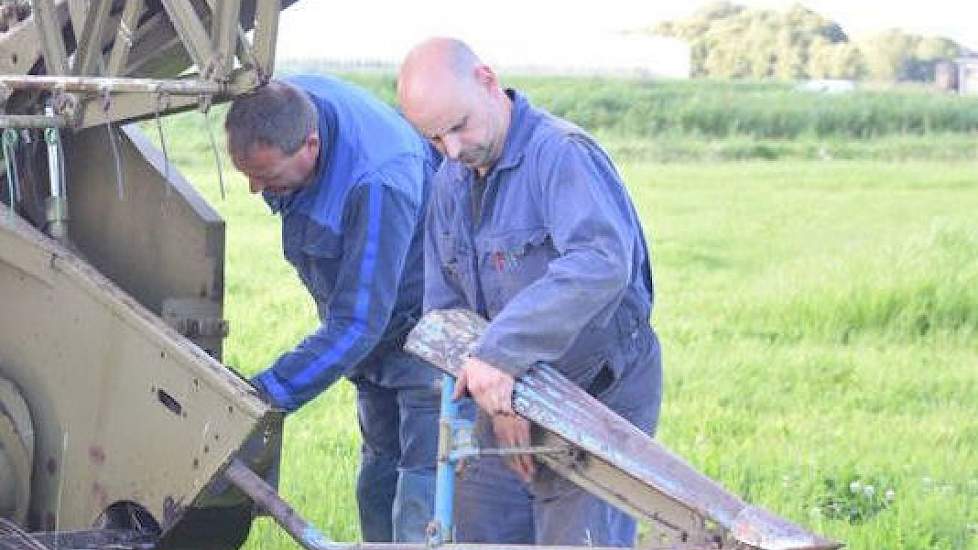 Technisch kennen de mannen elk onderdeel van de maaidorser.