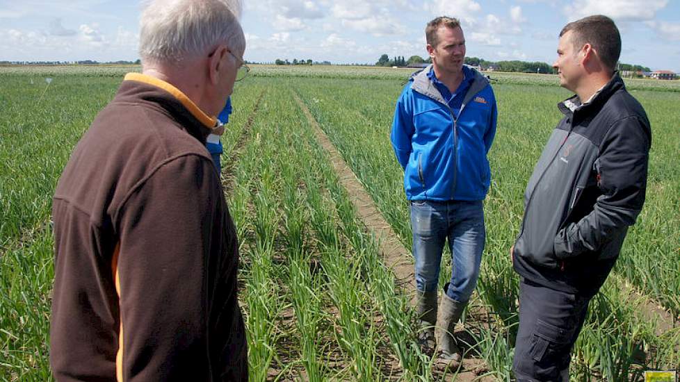 Eelco Boot (midden) Van de Rusthoeve bespreekt de opzet van de proeven en de reactie van het gewas met telers.
