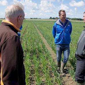 Eelco Boot (midden) Van de Rusthoeve bespreekt de opzet van de proeven en de reactie van het gewas met telers.