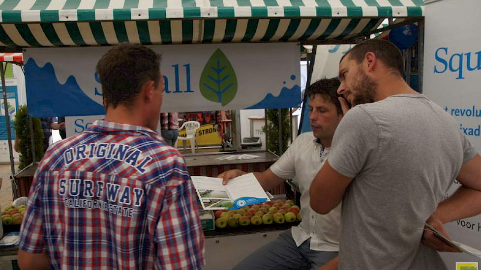 Uitleg van tankmixmiddel Squall in de grote tent. Het middel kan besparen op gewasbeschermingsmiddel en drift beperken.