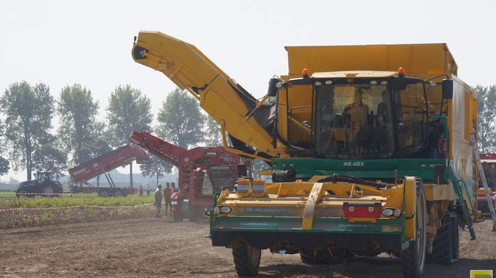 Bij de rooidemo's met verschillende zelfrijdende rooiers was het bijzonder druk. Dankzij het goede weer was er volop actie in het veld.