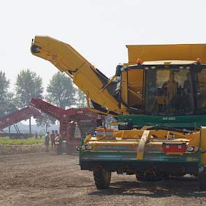 Bij de rooidemo's met verschillende zelfrijdende rooiers was het bijzonder druk. Dankzij het goede weer was er volop actie in het veld.